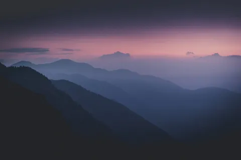 黎明时的山脉轮廓 黎明时的山脉轮廓