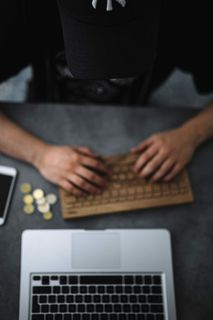 在木制键盘上打字的年轻人