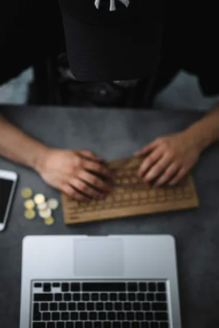 在木制键盘上打字的年轻人