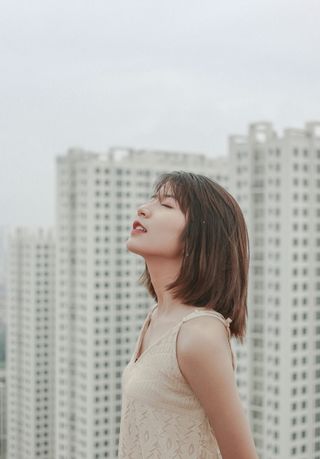 女性闭上眼睛的选择性聚焦摄影