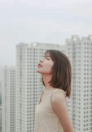 女性闭上眼睛的选择性聚焦摄影