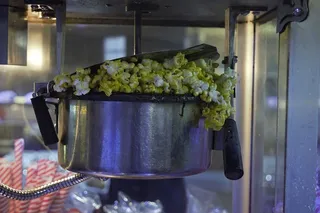 爆米花、甜的、热的、新鲜的、食物、准备、食物和饮料、室内