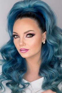 身穿白领衬衫的女子特写照片