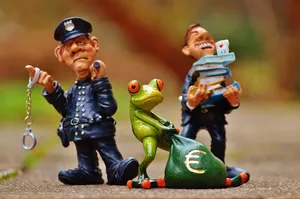 警察，青蛙雕像，税收，逃税，警察，手铐，诈骗