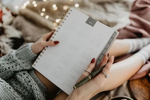 躺在床上的笔记本上写东西，里面有咖啡、蜡烛和姜饼