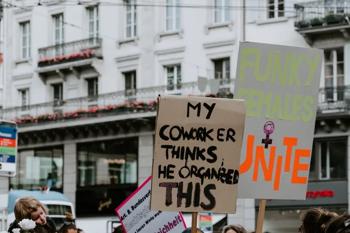 我的同事认为他组织了这个集会委员会