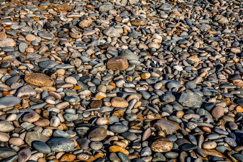 棕色和灰色卵石