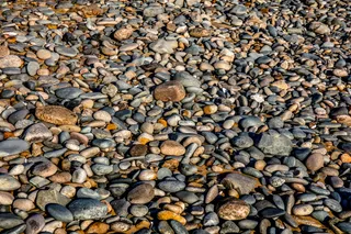 棕色和灰色卵石