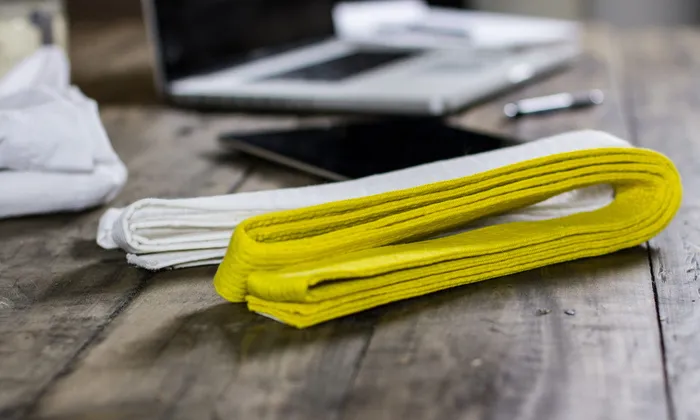 白色，黄色，肩带，空手道，武术，电脑，桌子，电脑，桌子