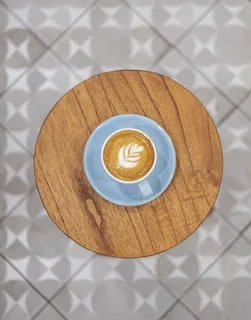 茶杯上咖啡的平面摄影 茶杯上咖啡的平面摄影