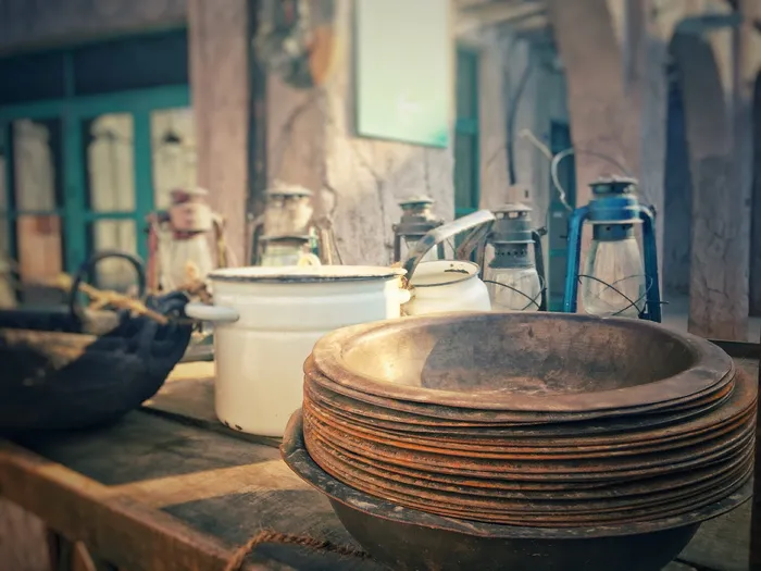 盘子，旧盘子，碗，旧碗，木制盘子，木制碗，陶瓷，陶瓷盘子