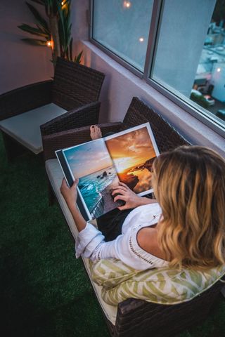 坐在双人沙发上的女人