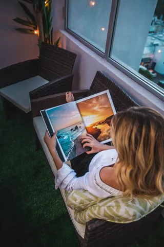 坐在双人沙发上的女人