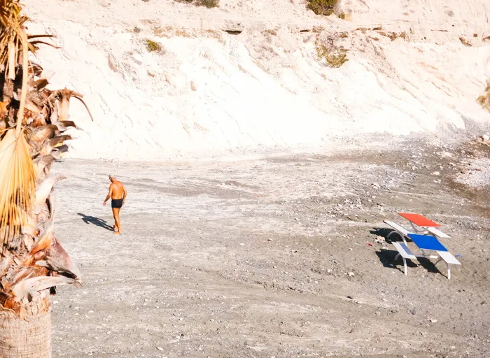 在海滩上走近的男人