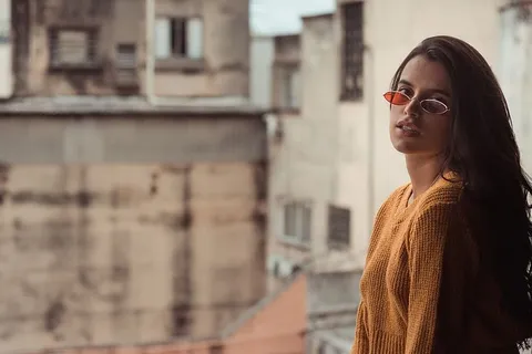 穿棕色上衣的女人