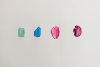 四种绿色、蓝色和粉色油漆