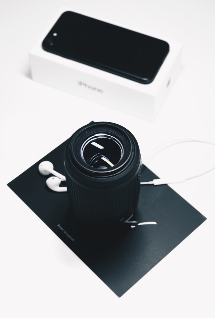黑色变焦镜头和iPhone手机盒