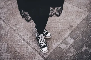 穿着黑白高帮运动鞋的人的脚