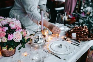 双手装饰圣诞桌