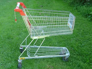 白色，金属购物车，草，购物车，超市，购物，铁丝篮，脚轮