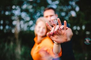 在户外牵手的年轻夫妇