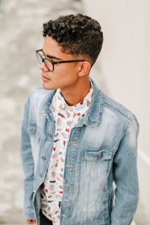 男式蓝色牛仔纽扣夹克