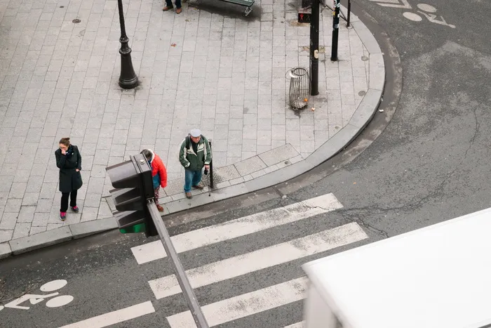 站在raod上的人的鸟瞰图