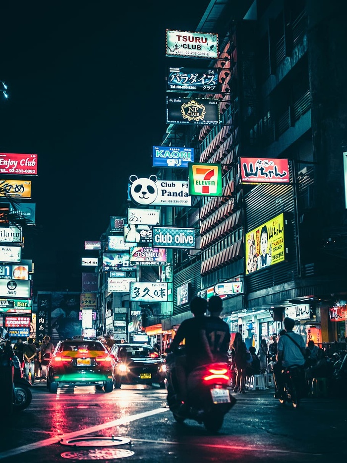 摩托车在铺砌的道路上行驶