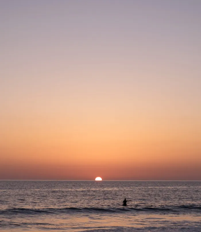 英国纽基、水门湾、康沃尔、日落、海洋、海洋、色调
