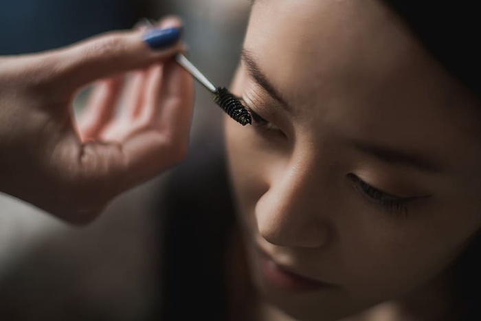 女人涂睫毛膏化妆照