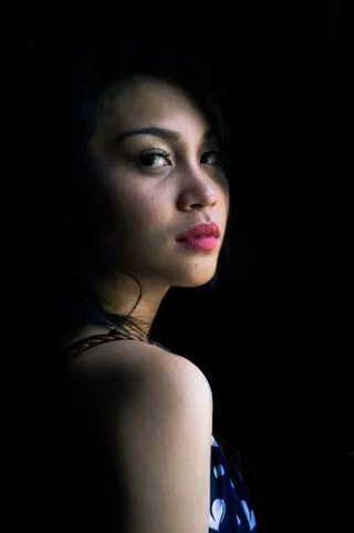 女人，穿着，蓝色，白色，无袖，上衣，人，无聊