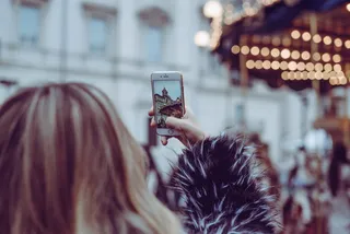 拿着Iphone的女人