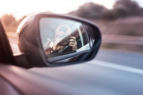 有人在车窗外照镜子