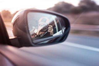 有人在车窗外照镜子