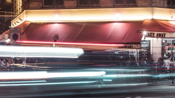 夜间路灯和屋顶的延时摄影