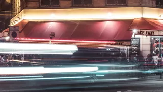 夜间路灯和屋顶的延时摄影