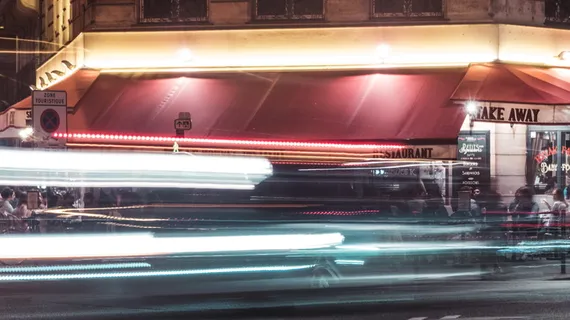 夜间路灯和屋顶的延时摄影 夜间路灯和屋顶的延时摄影
