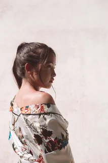 穿白色花朵连衣裙的女人 穿白色花朵连衣裙的女人