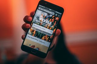 手持黑色智能手机的人