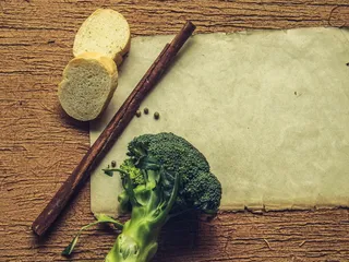 花椰菜、肉桂、木棒、2片、面包、棕色、表面、有机