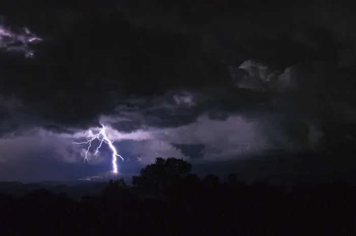 夜间雷电、雷电、雷雨、风暴、天气、云层、自然、降雨