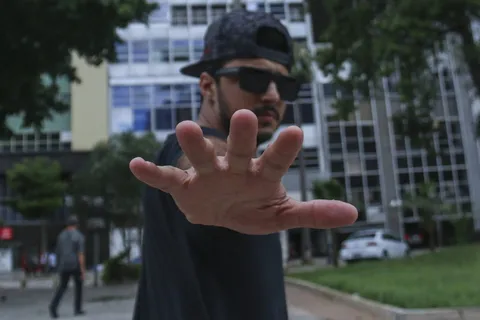 男子展示右手的浅焦照片