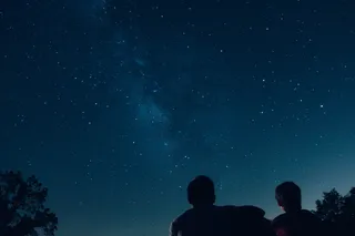 两人观看星星的剪影照片