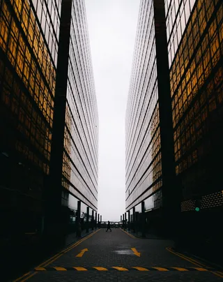 建筑物之间的道路