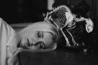 女性的灰度摄影