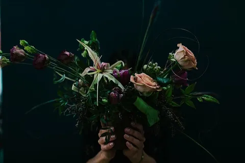 人,拿着,花束,花,花,粉色,花瓣,开花 人,拿着,花束,花,花,粉色,花瓣,开花