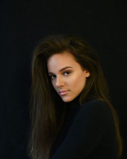 黑上衣棕色头发的女人