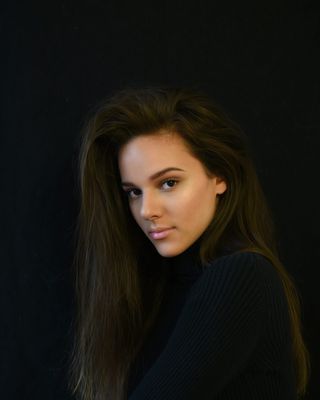 黑上衣棕色头发的女人