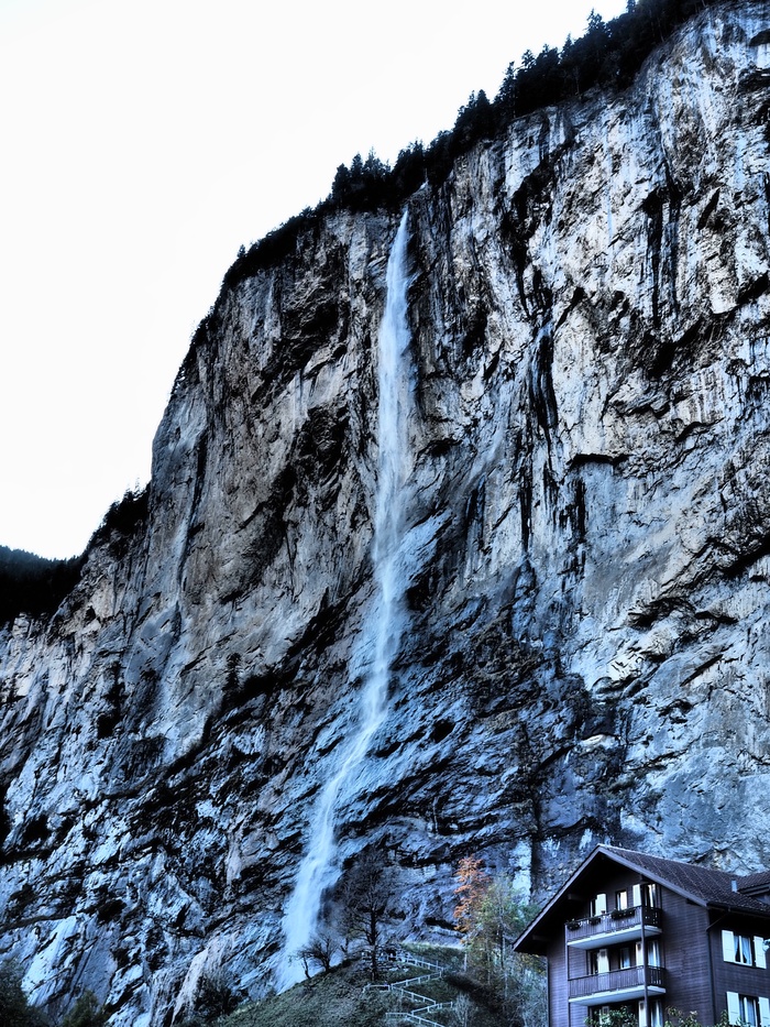 staubbachfall，瀑布，lauterbrunnen，陡峭，陡壁，岩壁，低角度视图