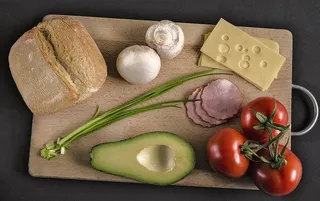 蔬菜、食品、食品和饮料、番茄、新鲜度、健康饮食、砧板、水果